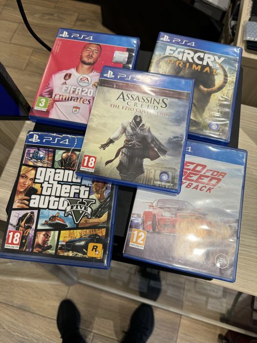 Sony PS4 Pro 1Tb, 2 manete, 5 jocuri, garantie