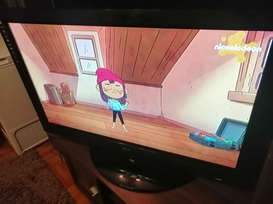 TV LG 108 cm funcționează excelent