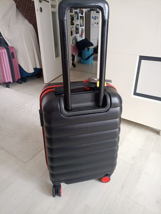 Vând troler 57 cm...puțin folosit,urme de folosire, produs de calitate