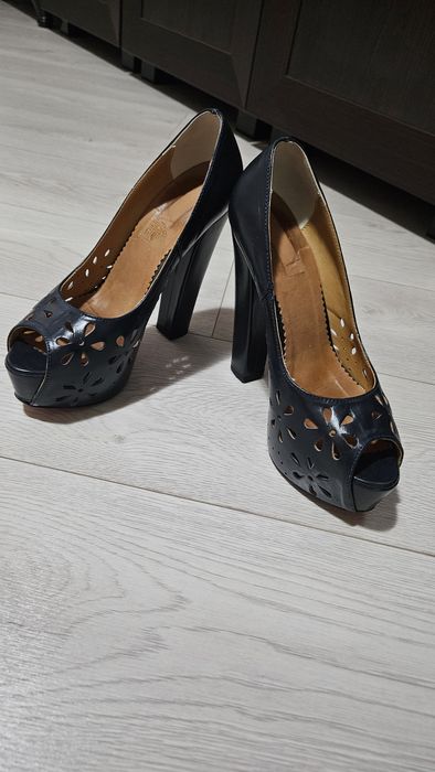 Pantofi piele decupati