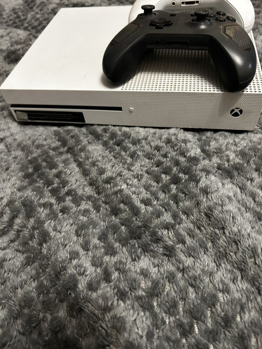 Продам x box в хорошем состоянии