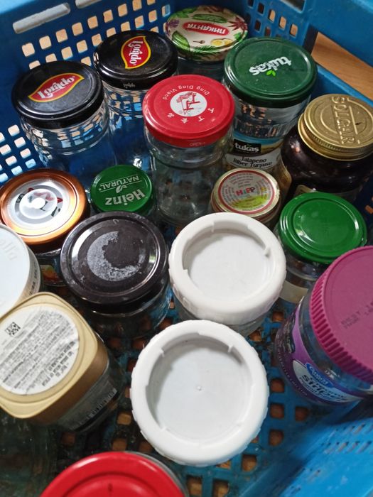 Металлическая этажерка  и банки