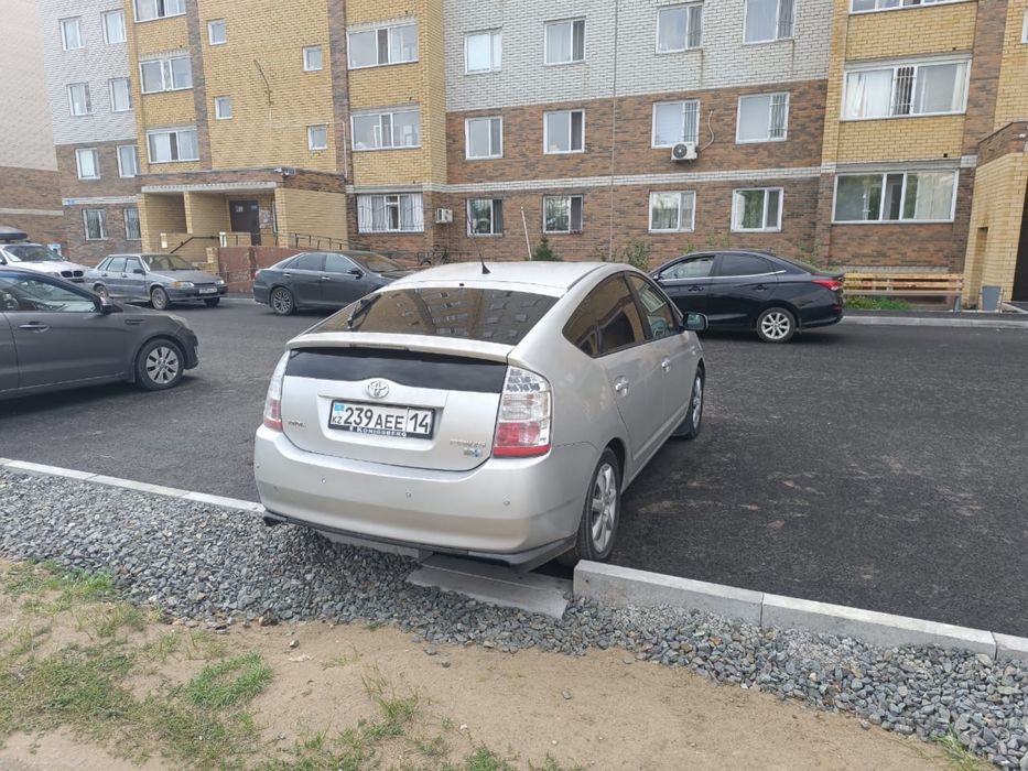Автомобиль тойота приус