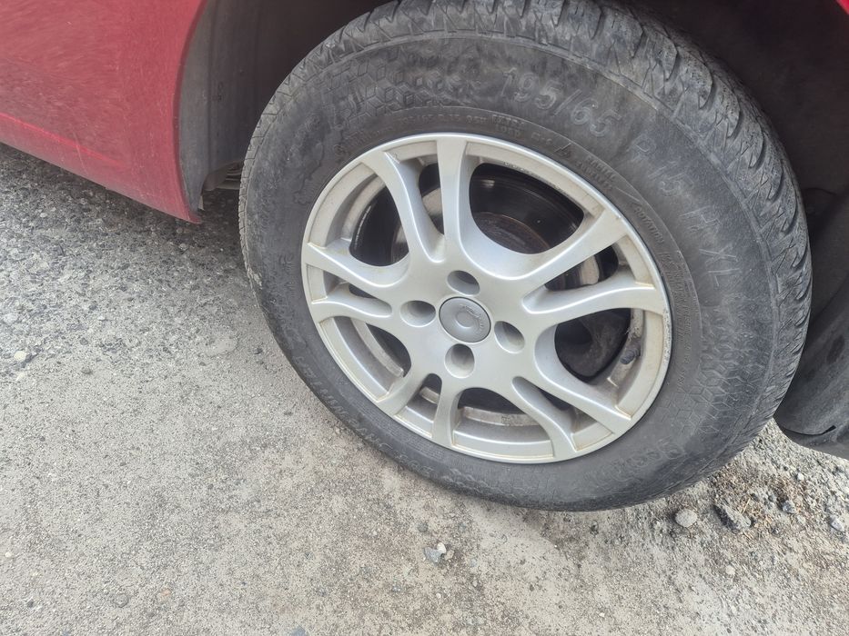 Автомобила е за части