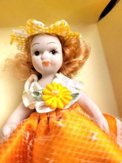 Papusi in miniatura din ceramica si textil