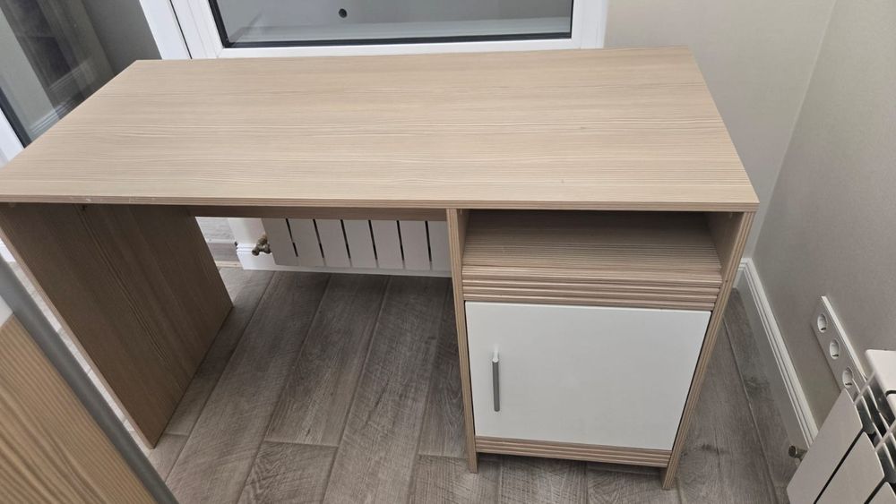 Письменный стол и стеллаж