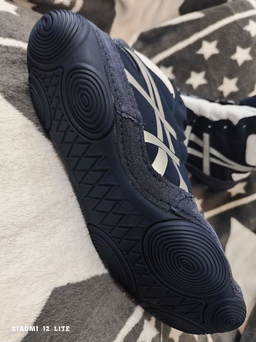 Продавам Борцовки Asics