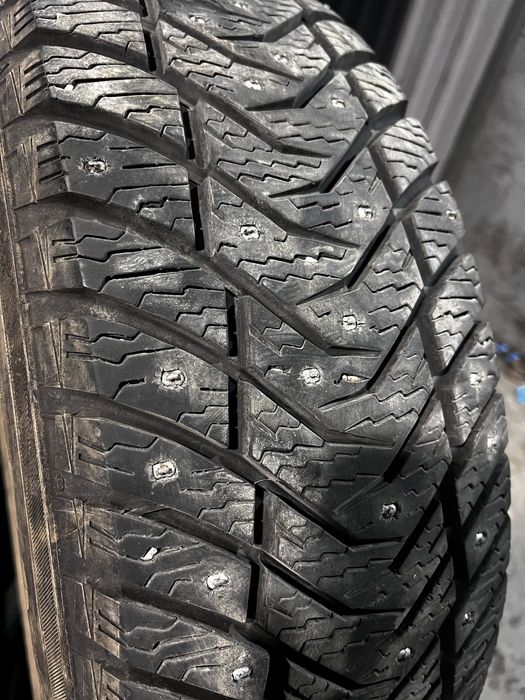 Автошина зимняя шипованная