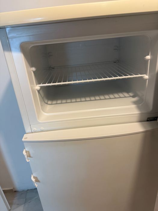 Хладилник Electrolux с горна камера