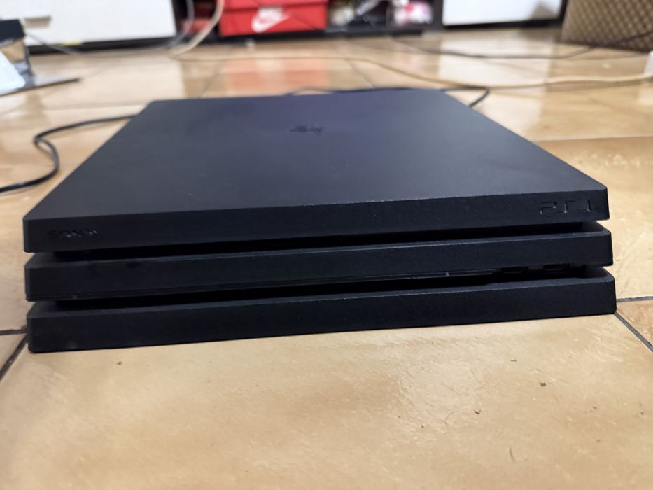 PS4 Pro 1TB + 2 джойстика + 10 игри – Отлично състояние, 200 €
