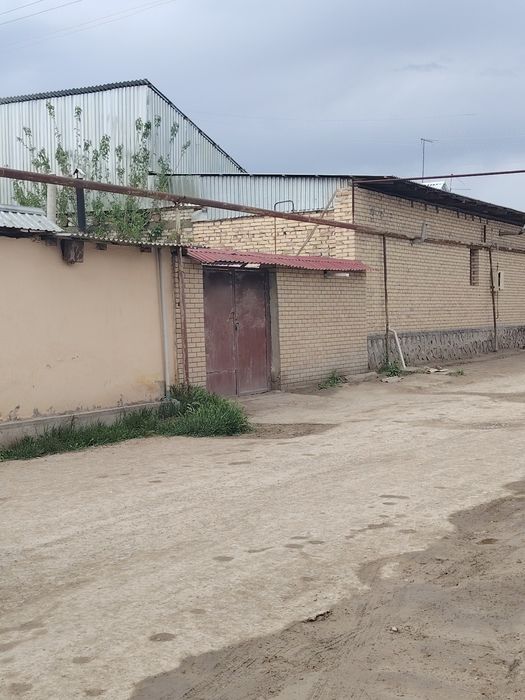 Opshiy dvor lekin adelni qilingan darvozasi bor adelni