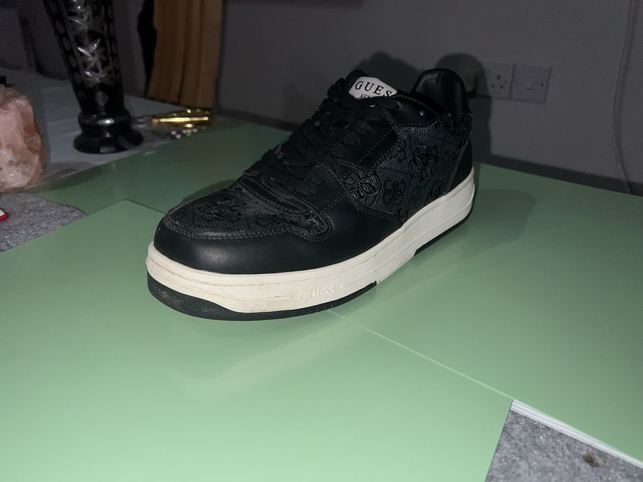 Adidasi negri Guess