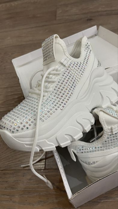 Нови маратонки с камъни