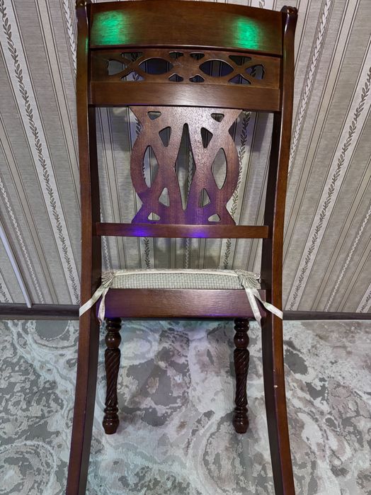 Стулья и стол для гостиной