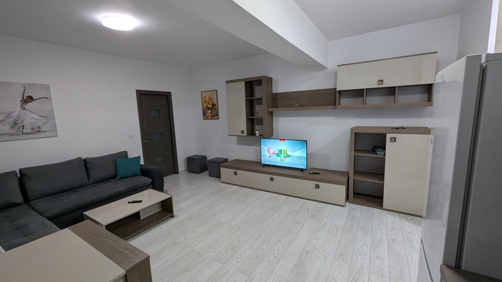 Închiriez apartament cu două camere!