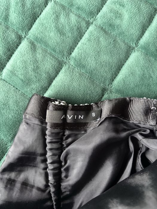 Пола Avin с панделки