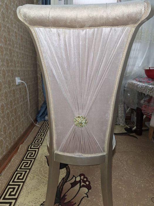 Продаются 10 элегантных стульев в классическом стиле