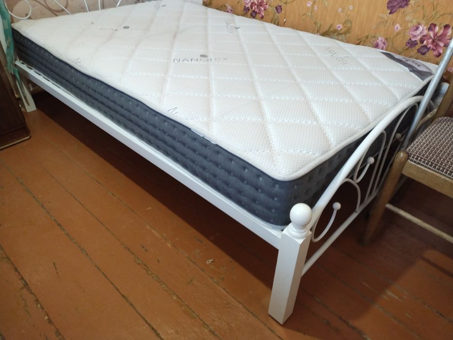 Продам кровать с матрасом