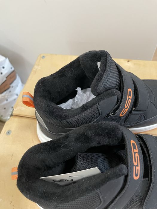 Продам детские ботинки