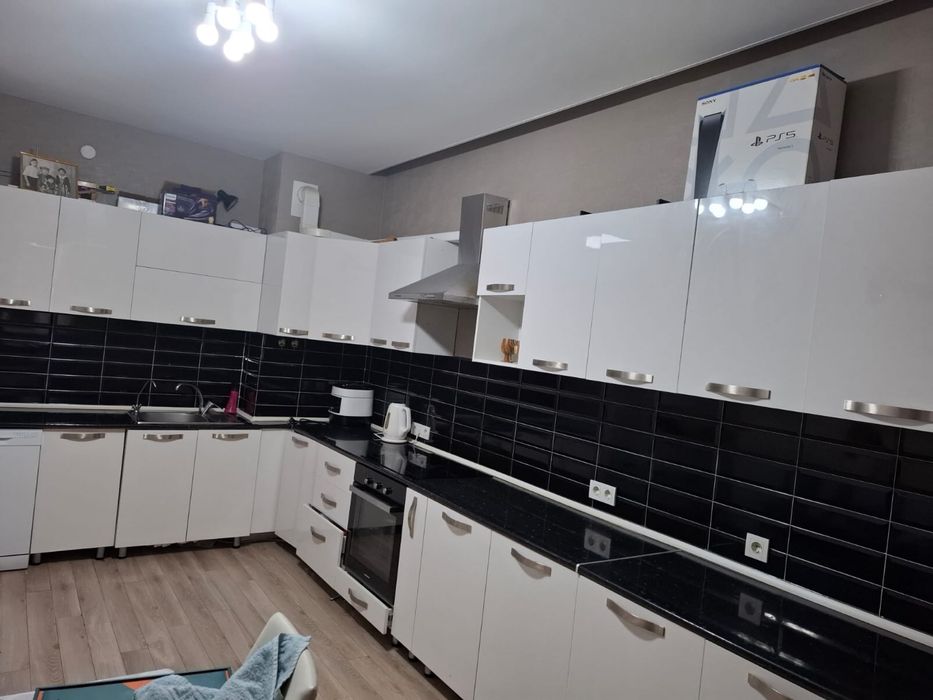 Кухонный гарнитур (в отличном состоянии)