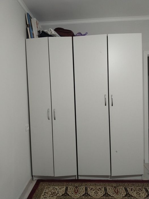 Үш секциялы сапалы ламинаттан жасалған шкаф сатылады.Биіктігі 2,7 м.