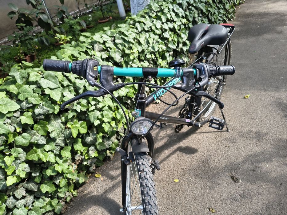 Vând bicicleta .
