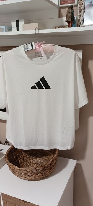 Нова тениска Guess и Gap Adidas