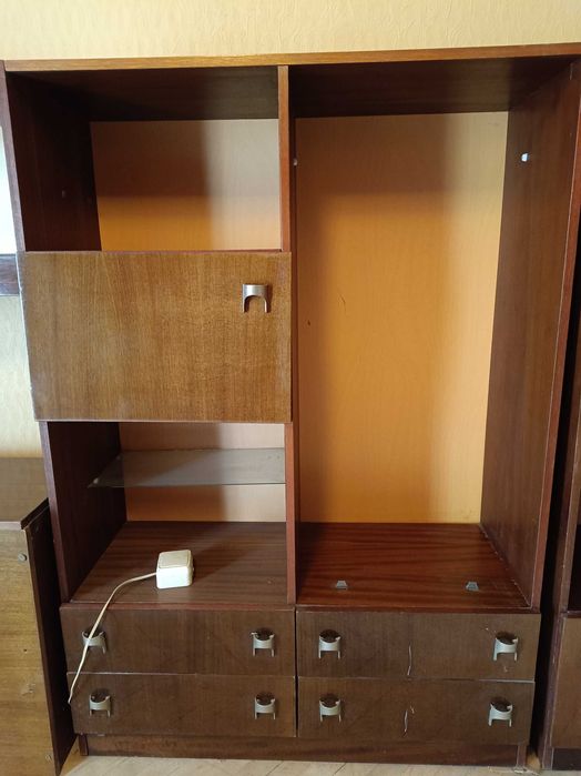 Продавам малка стара лакирана секция и четирикрилен гардероб