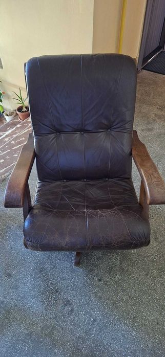 Fotoliu rotativ cu schelet de lemn si perne confortabile