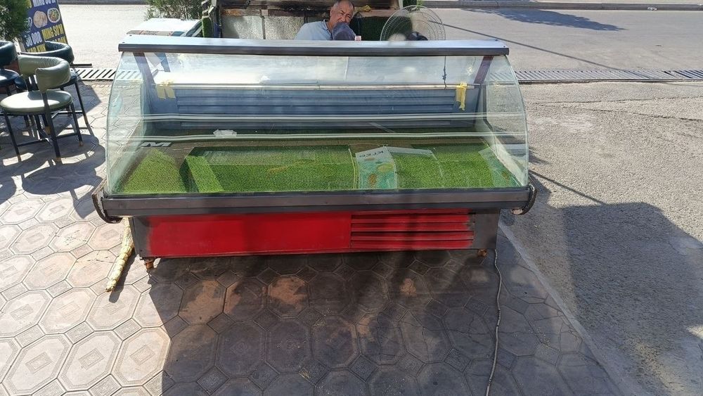 Vitrina xaladelnik