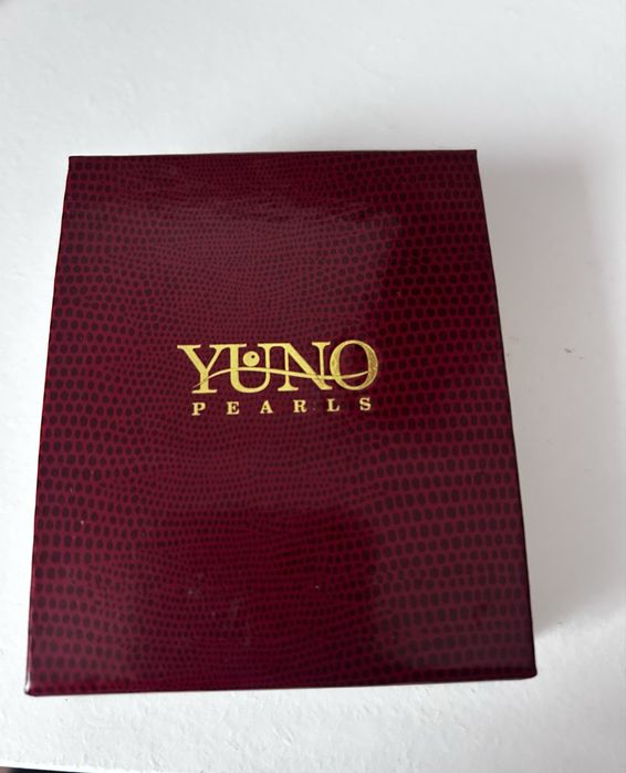 Гривна с перли.