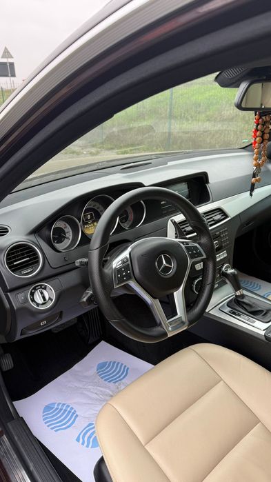 Vând Mercedes C clasa