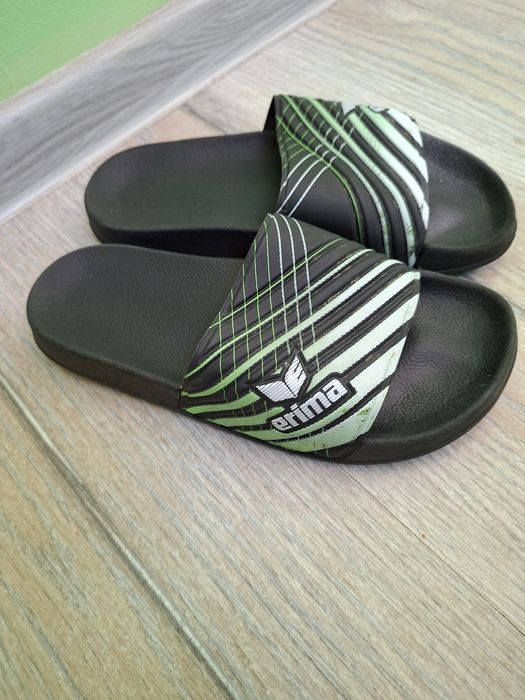 Vand slapi firma Erima.