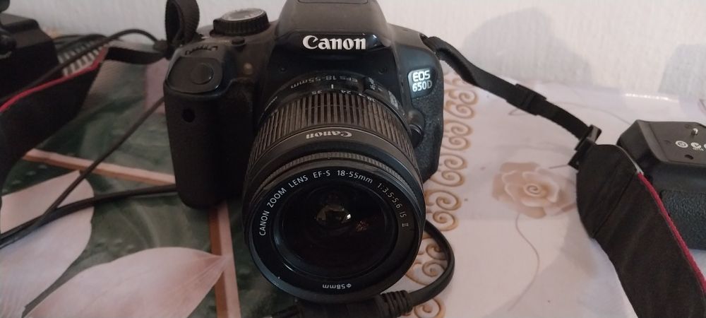Продаётся фотоаппарат canon eos 650d в комплекте всё имеется