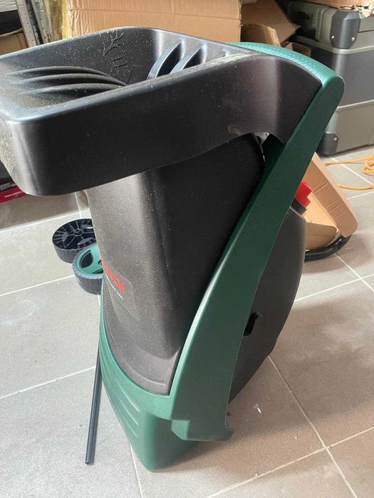 Tocător crengi Bosch AXT Rapid 2000 (pentru tocarea eficientă a deșeurilor din grădină; motor puternic de 2000 W)