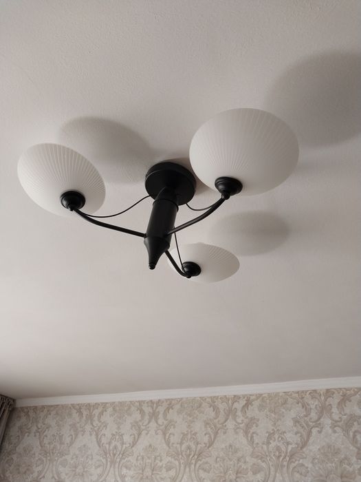 Продам люстру три плафона