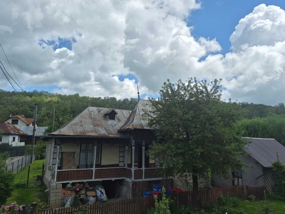 Casa batraneasca si o anexa suprafata de 589 mp patrati de vanzare Comarnic