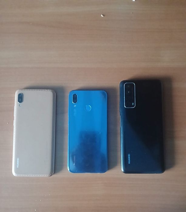 Vând 3 telefoane Huawei