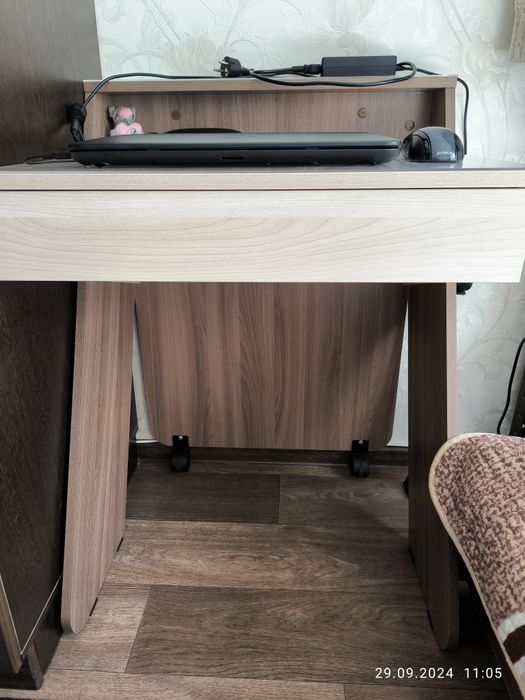 Компьютерный стол для ноутбука с оргстеклом