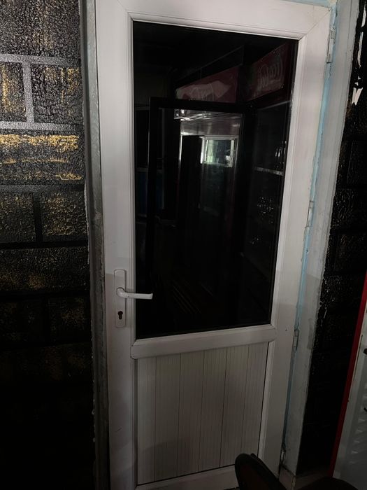 Пластик есиктер бар