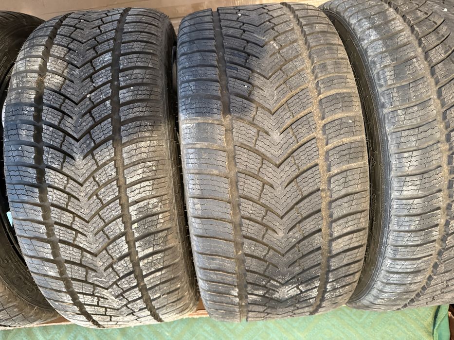 Vand 1 set de cauciucuri aderenta A . Noi
