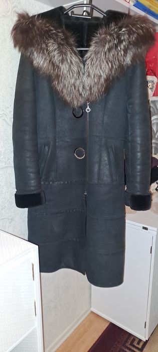 Дубленка с капюшоном и чернобуркой.