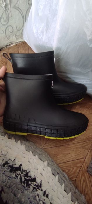 Продам резиновые сапоги размер 37 (маломерят ) подойдут на 35-36.