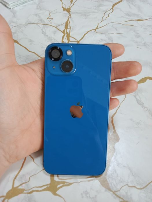 Айфон 13 в синем цвете