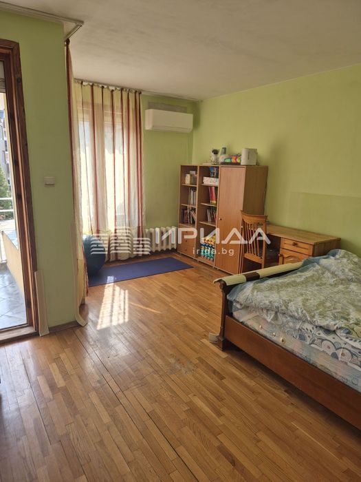 Просторен тристаен апартамент в идеален център