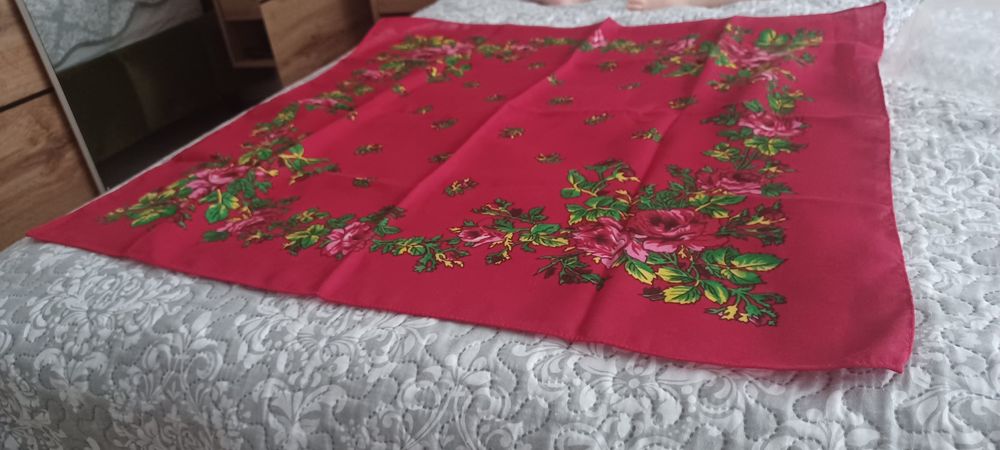 Batic rosu cu flori