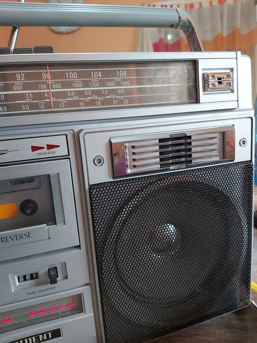 Vând casetofon Trident