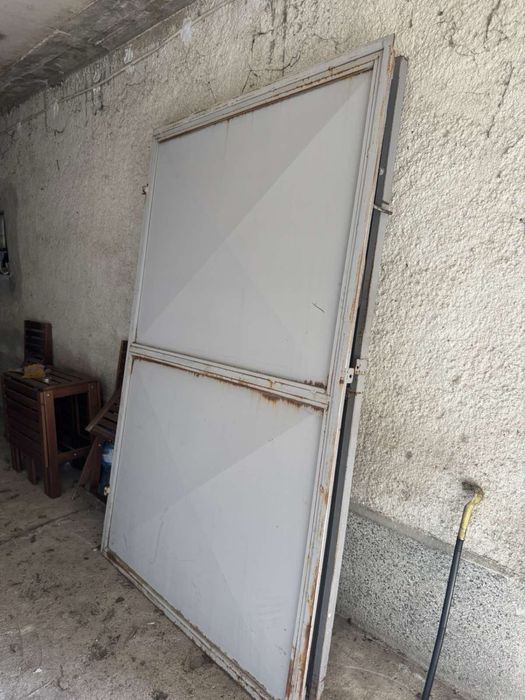 Железни гаражни врати с рамка