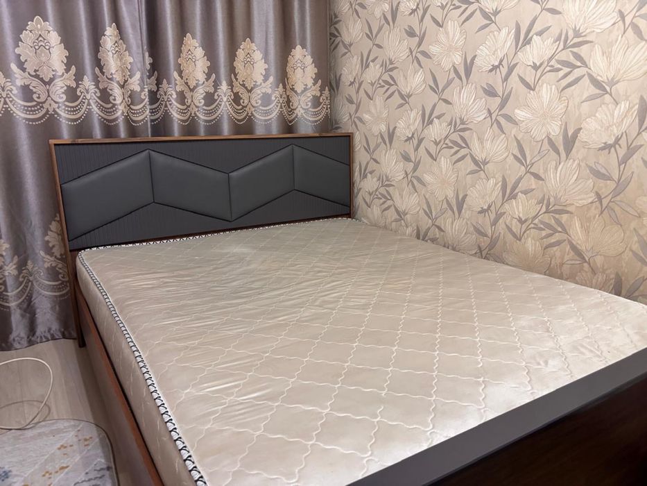 Стильный спальный гарнитур: Шкаф, Кровать, Комод с зеркалом