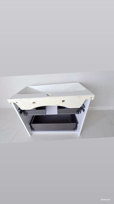 Set mobilier baie suspendat Jungborn Trenda riflaj 80 cm alb cu manier negru, adâncime 45 cm, înălțime 65 cm, lungime 80 cm.